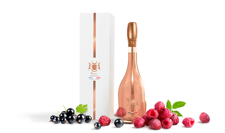 Bouteille Rouge des bois avec framboises et cassis