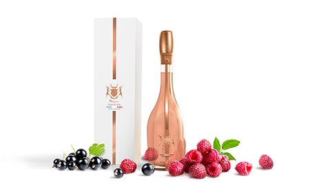 Bouteille Rouge des bois avec framboises et cassis